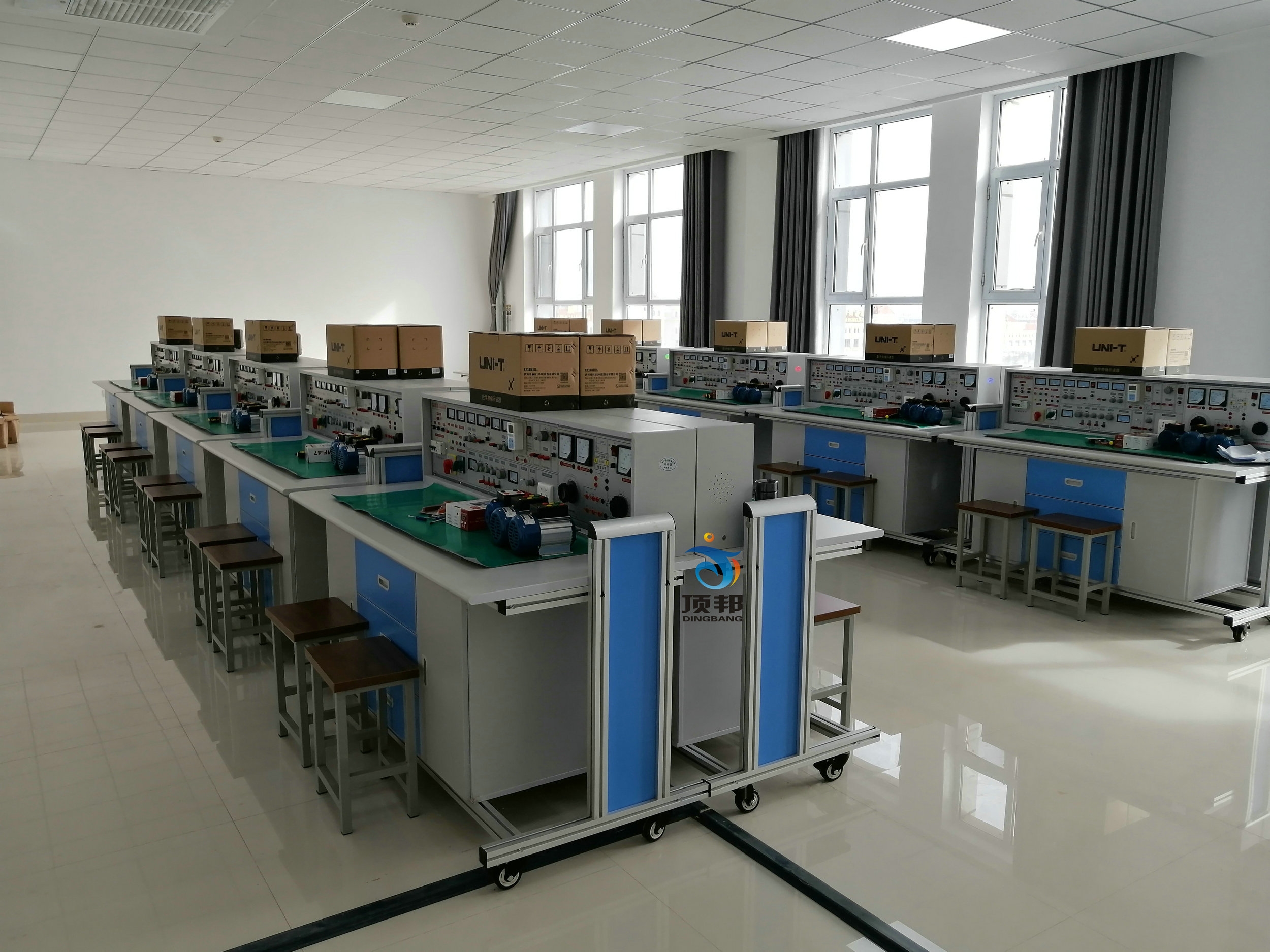 通用電工、電子、電力拖動(dòng)(帶直流電機(jī))四合一實(shí)驗(yàn)室設(shè)備