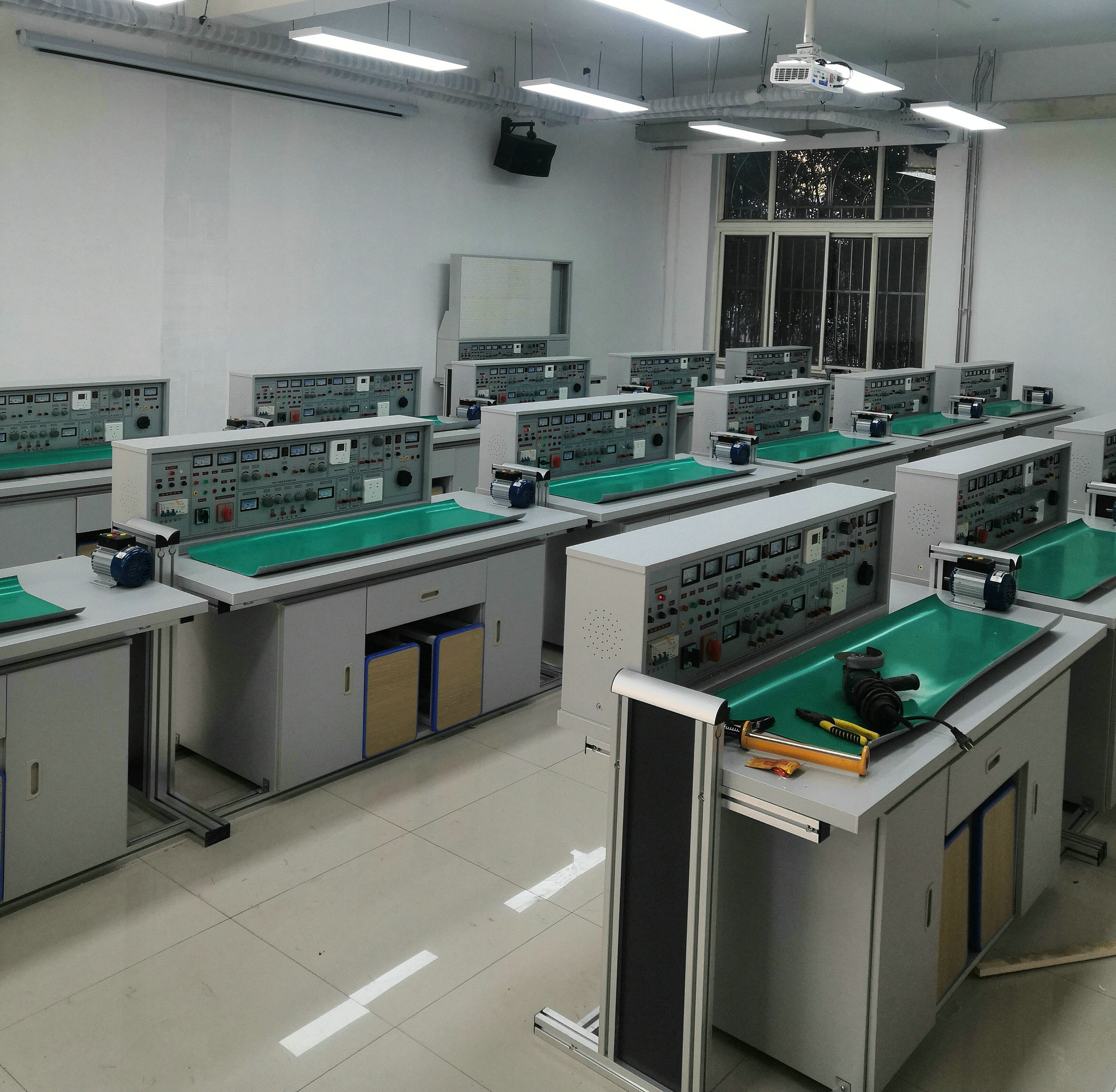 通用電子實(shí)驗(yàn)室設(shè)備
